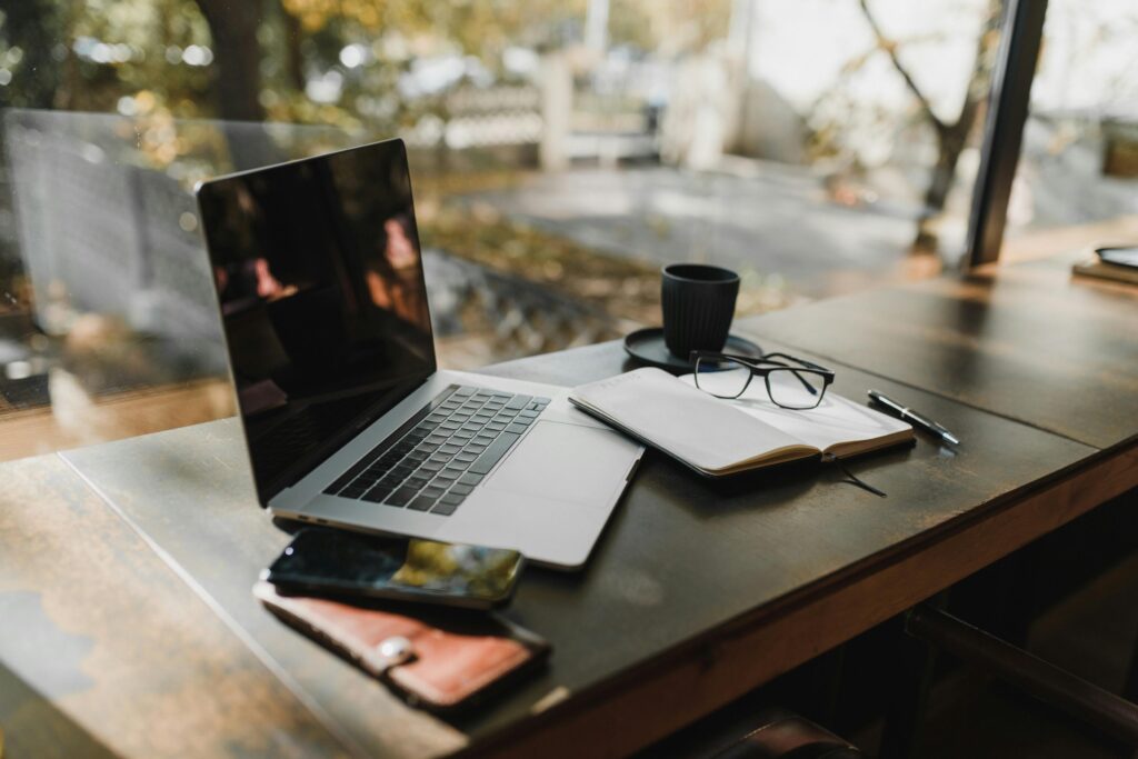 Laptop und Notizbuch - bereit zum Schreiben